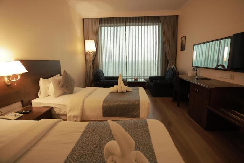 The Quilon Beach Hotel And Convention Center Kollam Exteriör bild