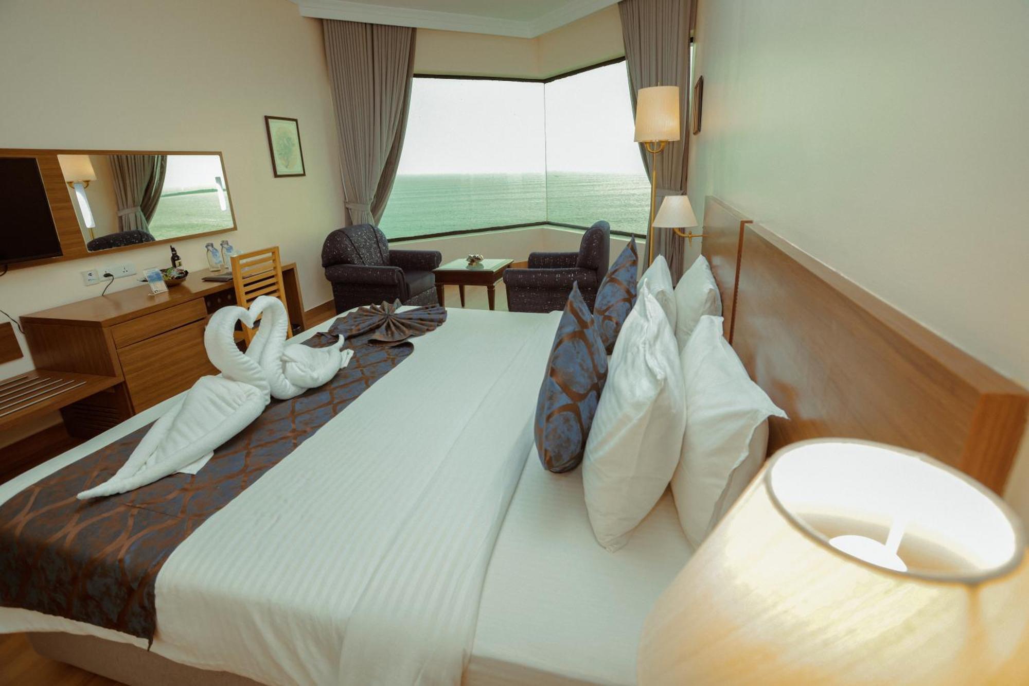 The Quilon Beach Hotel And Convention Center Kollam Exteriör bild
