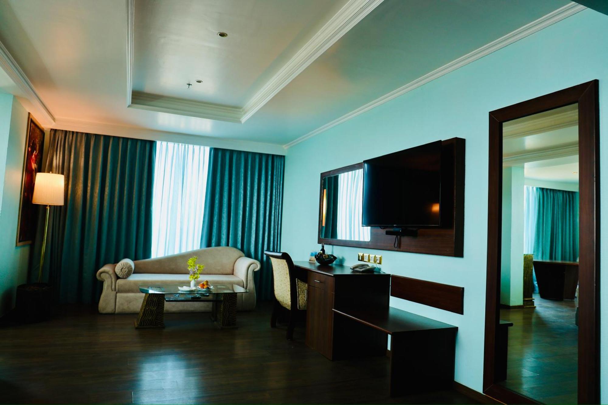The Quilon Beach Hotel And Convention Center Kollam Exteriör bild